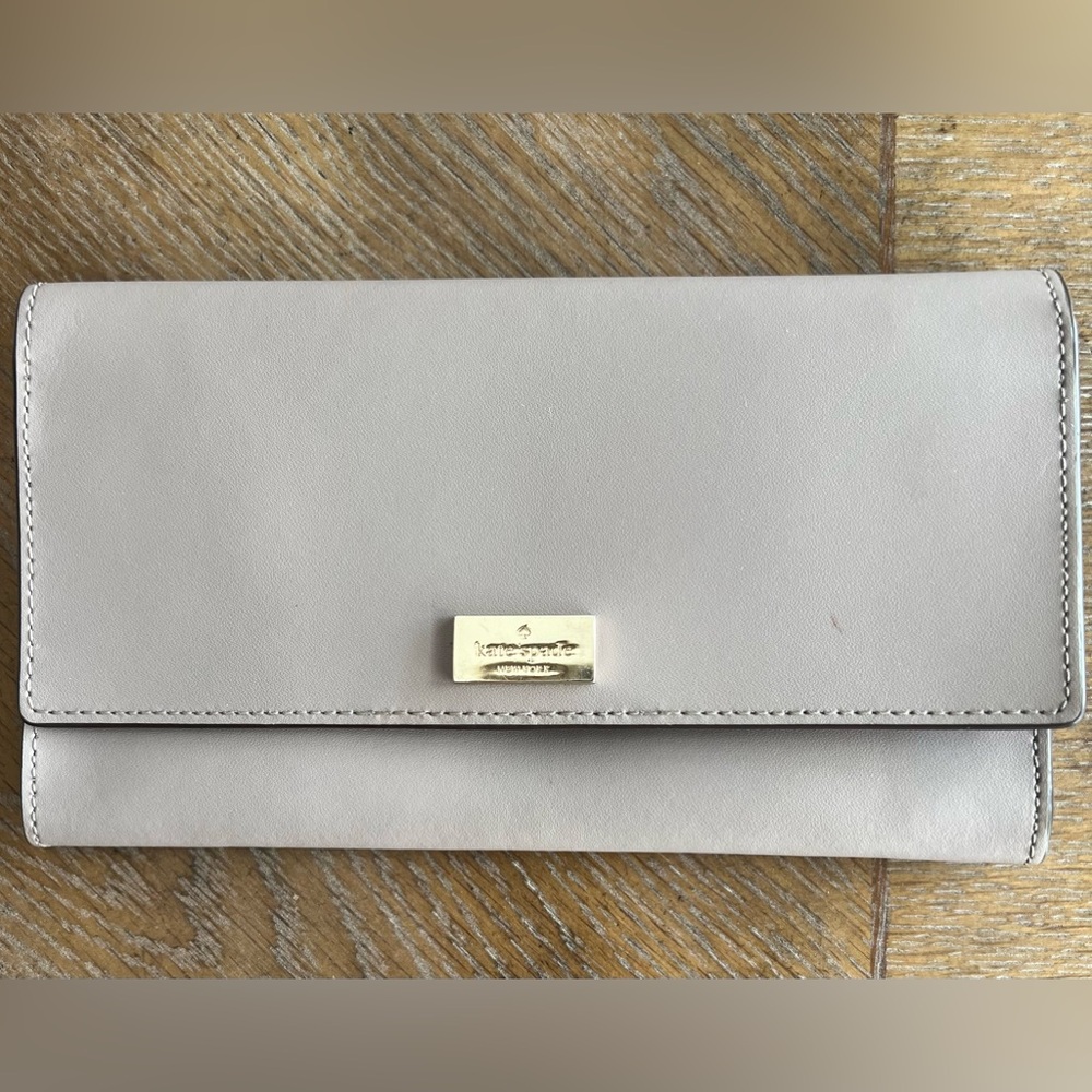 NWOT Kate Spade Cyra wallet, Taupe, small blemish